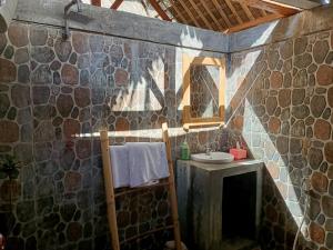 毛梅雷Cassabonelly的石质浴室设有水槽和镜子