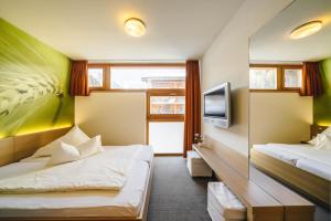 萨姆瑙恩斯玛特酒店的一间酒店客房,设有两张床和电视