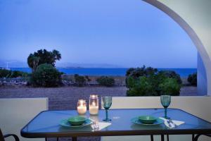 克里希阿克提Villa Zeta的一张桌子,两把蜡烛,享有海景