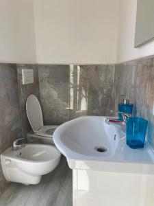 克罗托内KROTONIATI APARTMENT的浴室配有白色浴缸和卫生间。