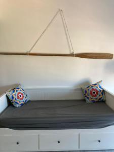 克罗托内KROTONIATI APARTMENT的一张位于房间的床,上面有两个枕头