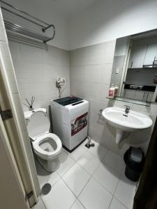 马尼拉Staycation Sea Residences MOA Jermel的一间带卫生间和水槽的浴室