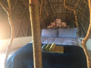 UsutuSwazi Dreams. (Nqabaneni Eco-Volunteering.)的柳条床头板房间的床