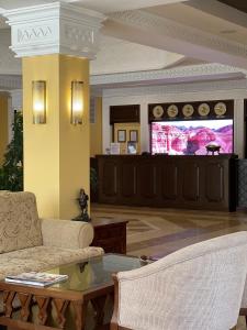 阿拉木图西莫尔度假及SPA酒店的客厅配有沙发和桌子