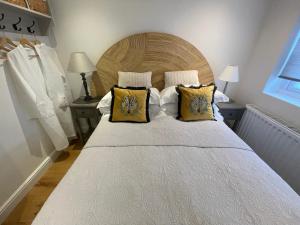 阿伯加文尼Ty Llew Lodge的一间卧室配有一张带黄色枕头的大床