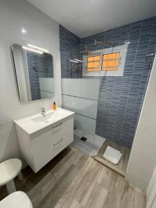 马贝拉Playa Marbella的浴室配有白色水槽和淋浴。