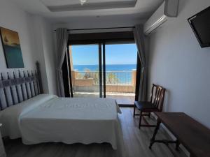 马贝拉Playa Marbella的一间卧室配有一张床,享有海景