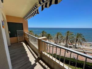 马贝拉Playa Marbella的享有海滩美景的阳台