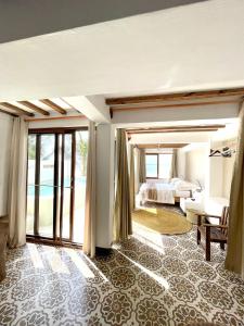 马特姆维Zanzibar Tiny Villa at La Villa De Victor的一间卧室设有一张床和一间客厅。