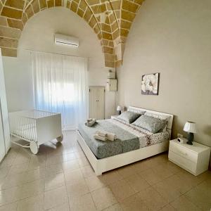 贝瓦尼亚圣彼得Perla dei Messapi的一间卧室设有一张床和砖墙