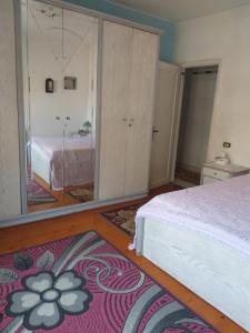 开罗1 bedroom apartment in the heart of Cairo , just 15 minutes from the airport的一间卧室配有一张床和镜子