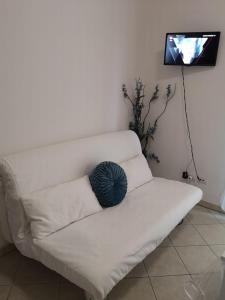 索威拉托玛里纳Corso Umberto Apartment的白色的沙发上配有蓝色枕头