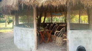 NamzungaBlue Waxbill Lodge的小屋内有桌椅