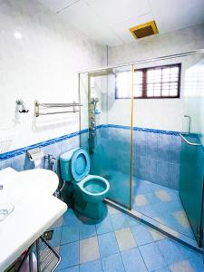 太平Tupai Mas Semi-D by LOUIS的浴室配有蓝色卫生间和淋浴。