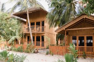 ThinadhooEcoboo Maldives的带阳台和棕榈树的热带度假屋