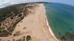 托雷戴科尔萨里Sardegna Incontaminata Apartments SUPER VISTA MARE的享有海滩和海洋的空中景致