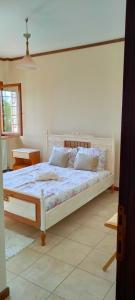 扎戈拉Athina's Villa Uphill的卧室配有白色的床