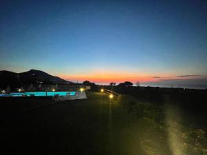 瓦雷多利亚阿巴依达酒店的傍晚在游泳池上日落