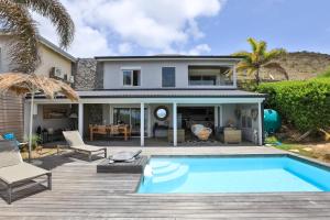 圣马丁岛LIFE IS GOOD IN CUL DE SAC的房屋前有游泳池的房子