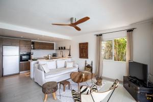 圣马丁岛LIFE IS GOOD IN CUL DE SAC的客厅配有白色的沙发和桌子