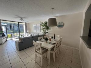 布雷登顿Superb Apartment in Florida & very close to IMG的客厅配有白色的桌子和椅子