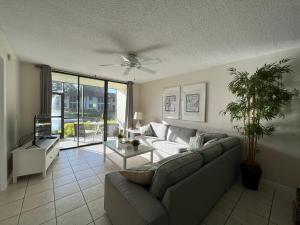 布雷登顿Superb Apartment in Florida & very close to IMG的客厅配有沙发和桌子