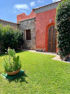 圣特奥多罗Villa Antonella的院子里有盆栽的房屋