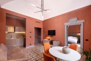巴里VIS Urban Suites&Spa的客厅配有沙发和桌子