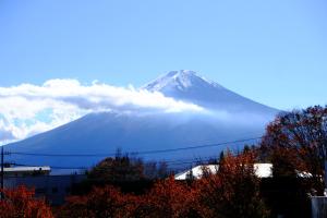 富士河口湖丸弥庄酒店的白雪覆盖的山,云层覆盖