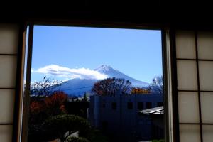 富士河口湖丸弥庄酒店的窗户享有山景。