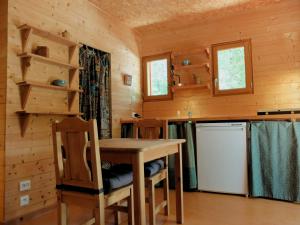 Labastide-de-ViracGite et cabane écologiques 1000 Pailles的小屋内的厨房配有桌椅