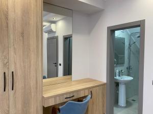 爱尔巴桑Hotel Golden的一间带水槽和镜子的浴室