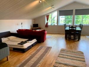 孔艾尔夫Kastellegården的客厅配有沙发和桌子