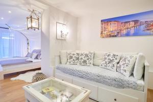 耶塞尼克Apartmán Casia的带沙发的白色客厅和卧室