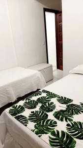 莫罗圣保罗Apartamentos Juliel的床上铺有绿色和白色的毯子