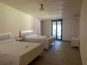 帕德隆Hostel & Rooms Casa Maia的一间卧室设有两张床和窗户。