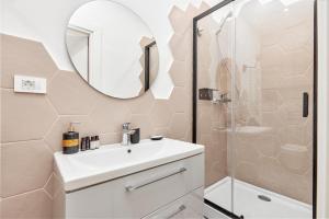 科托尔Kotor Nest的一间带水槽和淋浴的浴室