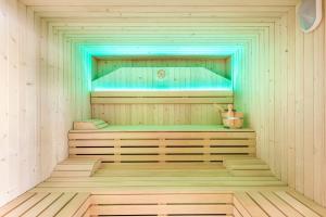 英格兰海滩Casas Pepe Apartments & Spa- Adults Only的铺有木地板的蓝调桑拿浴室