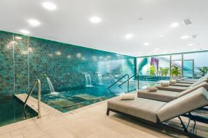 英格兰海滩Casas Pepe Apartments & Spa- Adults Only的一个带沙发的大型游泳池