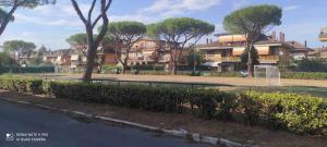 罗马Top Apartment Roma 2的建筑前带排球网的公园