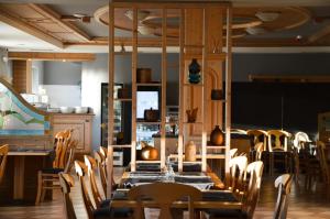 罗恩佐Hotel Villa Argentina Ronzone的一间带长桌和椅子的用餐室