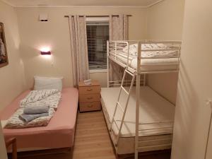 奥勒松Ålesund Apartment with free parking的客房设有两张双层床和一扇窗户。