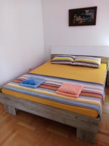 皮罗特Apartman MACA的床上有色彩缤纷的枕头