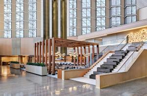 奥斯汀奥斯汀市中心欧尼酒店的大厅设有楼梯,位于带大窗户的建筑内