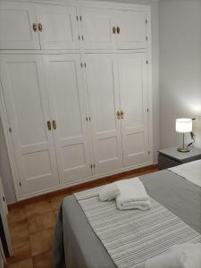 波多诺伏Disan 3B的白色卧室配有白色橱柜和1张床