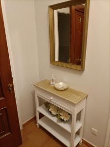波多诺伏Disan 3B的浴室配有带盥洗盆和镜子的梳妆台