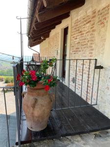 拉莫拉Sul Bric Dei Capalot的一个大花瓶,里面装着鲜花,坐在门廊上