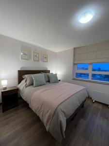 康塞普西翁Perfecto departamento 1dorm/1baño的一间卧室设有一张大床和一个窗户。