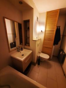 布鲁塞尔St Catherine - Sweet home - Bxl - Studio Apartment with city view的一间带水槽、卫生间和镜子的浴室
