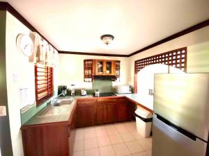 奎波斯城Lovely 2-BDroom Condo in Laguna Eco Village Resort的厨房配有水槽和冰箱